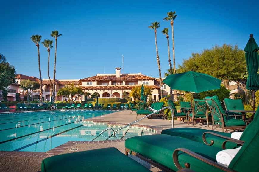 Swimming pool at Harris Ranch Inn